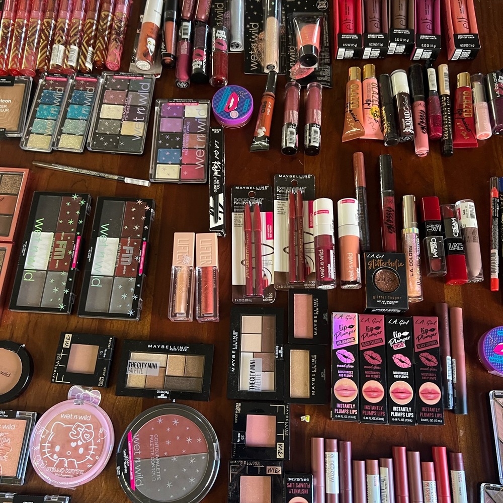 Makeup Bundle - Picture 4 of 8